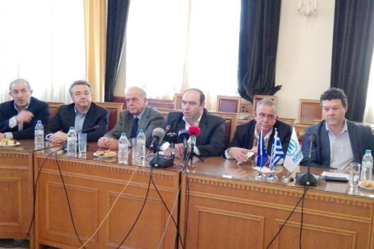 Υπογράφηκε η σύμβαση για τους πρόσφυγες στην Κρήτη