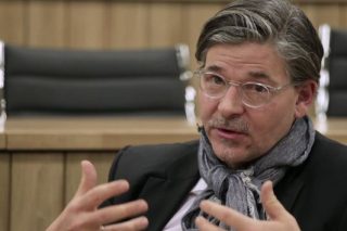 «Οι λαϊκιστές φτάνουν στην εξουσία με τη συνεργασία των συντηρητικών ελίτ»