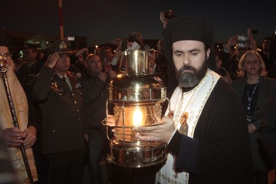 Αγιο Φως και Αγια Λείψανα μόνο από την Εκκλησία