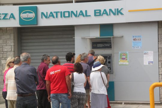 Υποχρεωτική η κατάθεση του μισθού σε τράπεζα