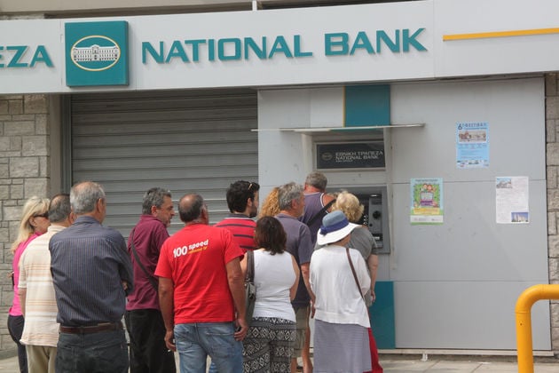 Υποχρεωτική η κατάθεση του μισθού σε τράπεζα