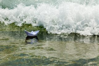 Ποιος μας έριξε στα βράχια;