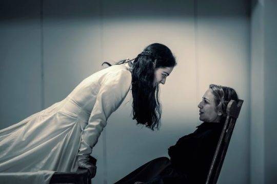 «Θέλω να δημιουργώ ένα αυτόνομο σύμπαν πάνω στη σκηνή»
