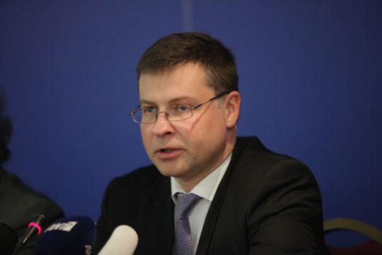 Ευθυγράμμιση για το χρέος ζητάει ο Ντομπρόβσκις