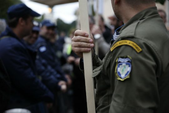 Διανυκτέρευση ενστόλων έξω από το γραφείο του Χουλιαράκη