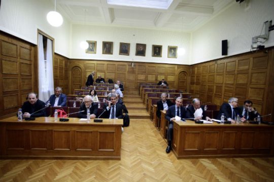 Ψάχνουν στοιχεία σε έξι δικογραφίες