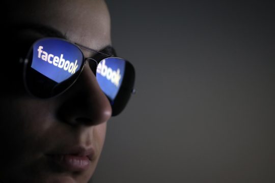 Το Facebook έδωσε σε εταιρείες στοιχεία «ευάλωτων» καταναλωτών;