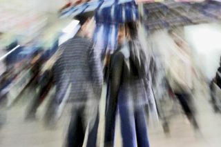 Δεν κουνιέται φύλλο ή τα όποια σκιρτήματα ίσα που ακούγονται στη γονατισμένη κοινωνία