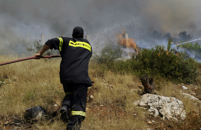 Φωτιά στους Αγίους Θεοδώρους Κορινθίας