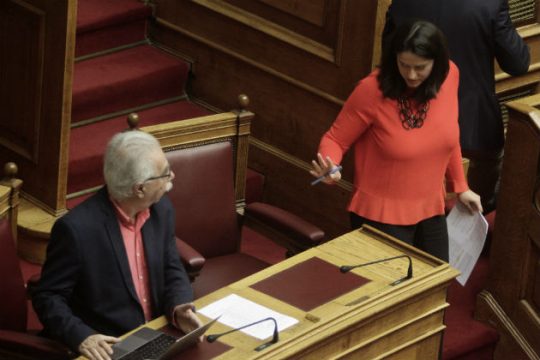 Ερίζουν στη Βουλή για το τζαμί [live]