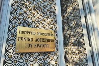 Υστέρηση 0,8 δισ. στα κρατικά έσοδα
