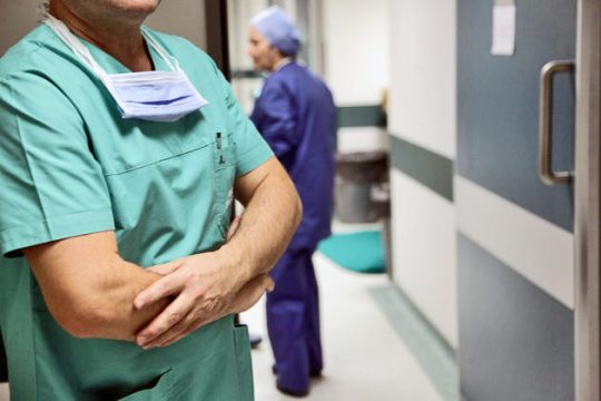 Με στοιχεία απαντά το Μαξίμου για τις προσλήψεις στην Υγεία