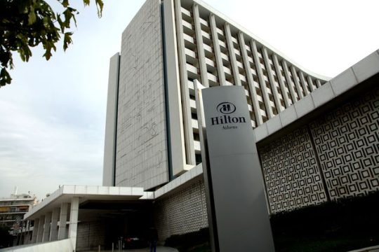 «Κάτω τα χέρια από το Χίλτον!»
