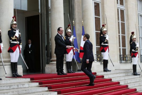 Αλλαγή σκυτάλης στο Μέγαρο των Ηλυσίων