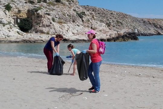 Καθάρισαν την παραλία του Καρτερού