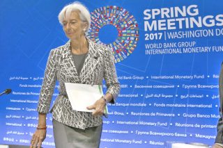 Εναν χρόνο νωρίτερα μείωση του αφορολόγητου και ψαλίδι στα επιδόματα, σύμφωνα με τη Handelsblatt