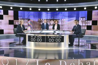 Ενας νευρικός Μακρόν και μία χαλαρή Λεπέν