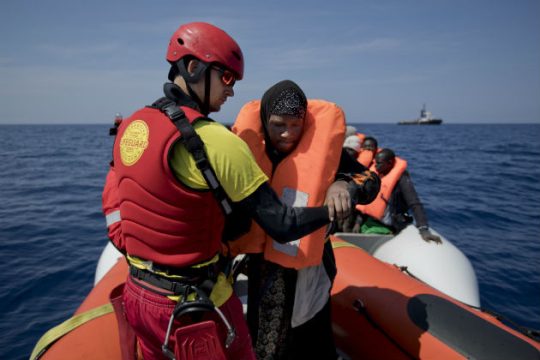 Δεκάδες νεκροί σε ναυάγιο ανοιχτά της Λιβύης