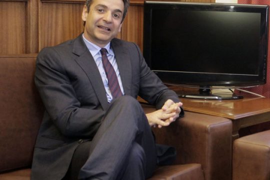 Μήνυμα με αποδέκτες τους «γαλάζιους» βουλευτές