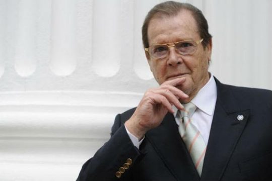 Παρέα με τους «Αγίους» ο Ρότζερ Μουρ
