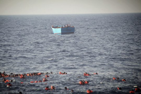 Φόβοι για δεκάδες νεκρούς πρόσφυγες ανοιχτά της Λιβύης