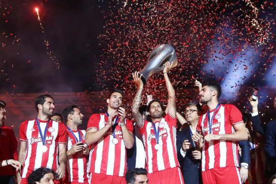 Διαλέγει έναν από… αυτούς