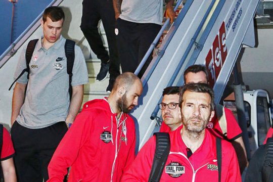 «Εφαγε» την ουρά, κοιτάει την κορυφή