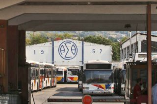 Αλλοι πληρώνονται… και άλλοι την πληρώνουν