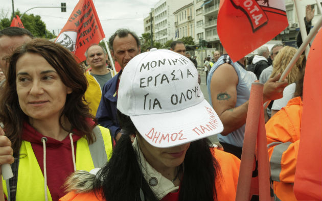 Συμβολική κατάληψη συμβασιούχων στο υπ. Διοικ. Ανασυγκρότησης