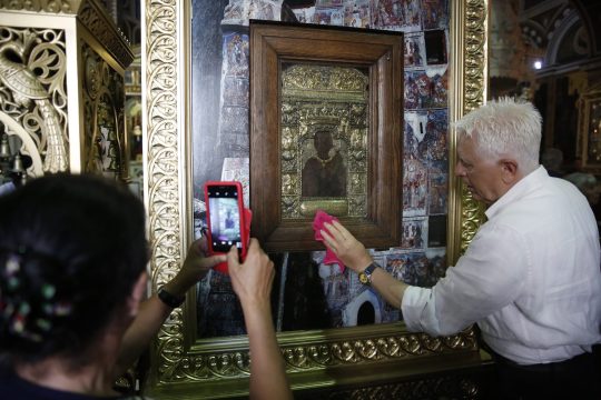Ο ανθέλλην Θεός της Ελλάδας και η μοβόρα Παναγιά