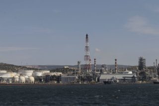 Μπρος… ΕΛΠΕ και πίσω… Ελληνικό