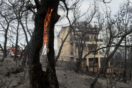 Ένας νεκρός, μία αγνοούμενη από την πυρκαγιά στους Αγ. Θεοδώρους