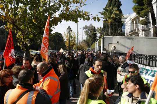 Διαμαρτυρία συμβασιούχων έξω από το υπουργείο Εσωτερικών