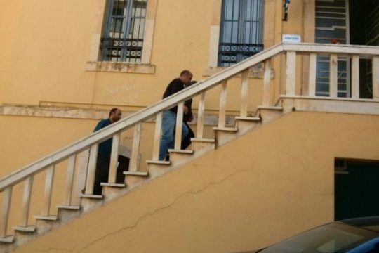 Προφυλακιστέος ο πατέρας που χτυπούσε την κόρη του