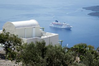 Στο επίκεντρο η κρουαζιέρα στη Σαντορίνη