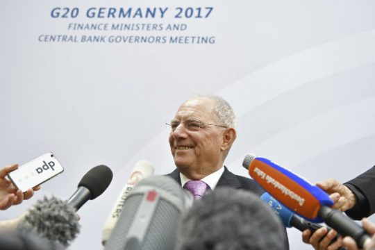 Ο Σόιμπλε αναγνωρίζει ότι η Ελλάδα βελτιώνεται