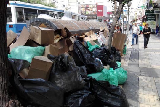 Μεγαλώνουν οι σωροί σκουπιδιών στην Κρήτη