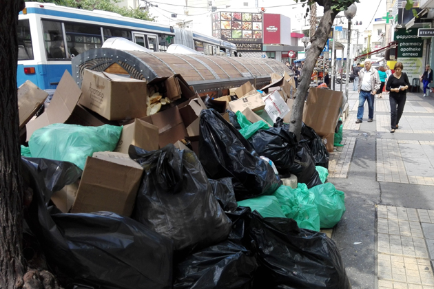 Μεγαλώνουν οι σωροί σκουπιδιών στην Κρήτη