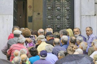 Ανακόπτεται η απονομή των εκκρεμών συντάξεων