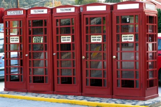 Εγκατέλειψαν νεογνό σε τηλεφωνικό θάλαμο