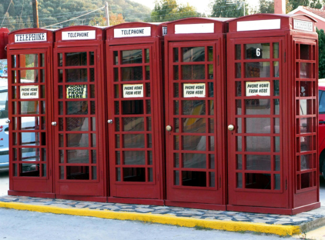 Εγκατέλειψαν νεογνό σε τηλεφωνικό θάλαμο
