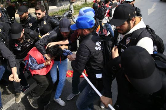 Συλλήψεις και δακρυγόνα κατά διαδηλωτών στην πλατεία Ταξίμ