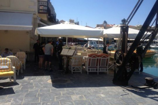 «Πνίγεται» στα τραπεζοκαθίσματα το ενετικό λιμάνι του Ρεθύμνου