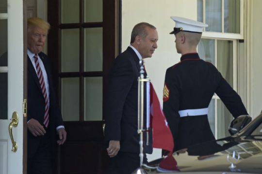 Βίαιες συγκρούσεις με σωματοφύλακες του Ερντογάν