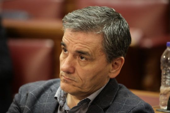 Πολιτική σύγκρουση για τα πλεονάσματα