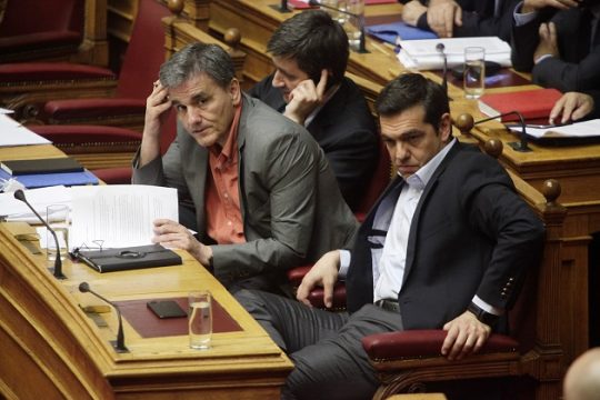 Παρότι τον… σφίγγει ο κόμπος
