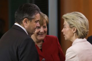 Σκάνδαλα στον στρατό απειλούν την υπουργό Αμυνας