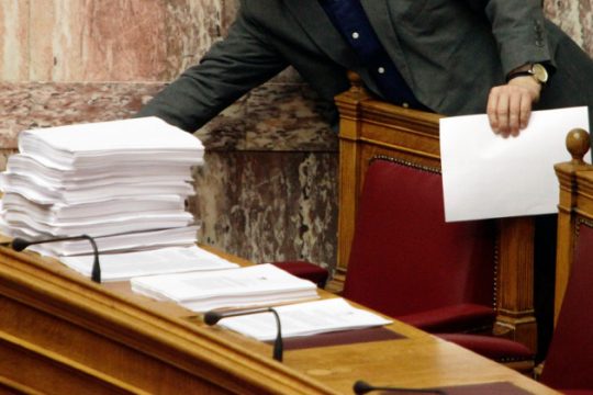 Ζήτημα αντισυνταγματικότητας των νέων μέτρων από την Επιστημονική Επιτροπή