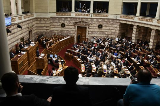 Νέες θυσίες με το βλέμμα στο Eurogroup