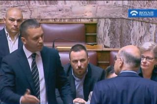 Φασιστο-χούλιγκαν στο Κοινοβούλιο. Εως πότε;